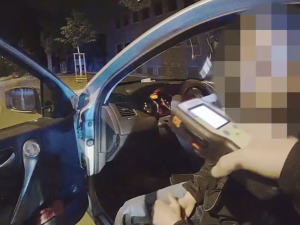 VIDEO: Muž v Praze řídil tak opilý, že nezvládal ani dechovou zkoušku