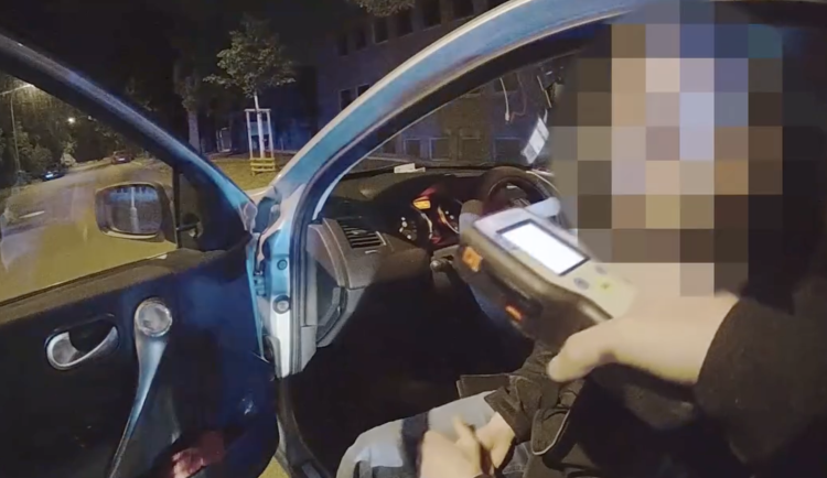 Muž nakonec nadýchal přes tři promile.