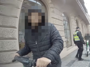 VIDEO: Další zátah na koloběžkáře. Strážníci je načapali u šesti set přestupků