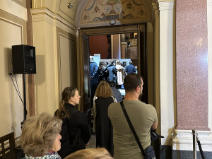 FOTOGALERIE: Na poslední rozloučení s Bartoškou se v Rudolfinu stála fronta