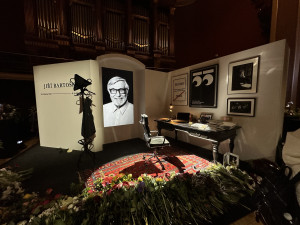 FOTOGALERIE: Na poslední rozloučení s Bartoškou se v Rudolfinu stála fronta