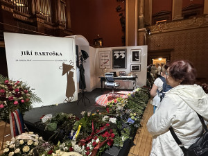 FOTOGALERIE: Na poslední rozloučení s Bartoškou se v Rudolfinu stála fronta