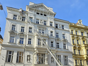 U domu, kde zemřel člověk, opět zasahují hasiči