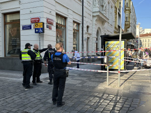 Další uvolněný kus římsy. U domu v Lazarské, kde zemřel člověk, opět zasahují hasiči