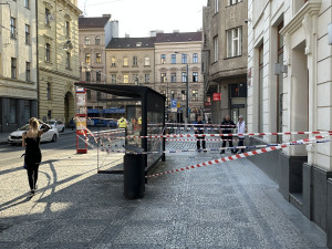 Další uvolněný kus římsy. U domu v Lazarské, kde zemřel člověk, opět zasahují hasiči