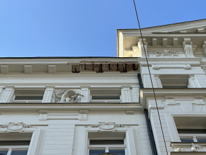 Další uvolněný kus římsy. U domu v Lazarské, kde zemřel člověk, opět zasahují hasiči