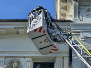Další uvolněný kus římsy. U domu v Lazarské, kde zemřel člověk, opět zasahovali hasiči