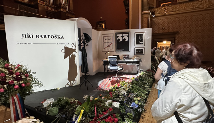 FOTOGALERIE: Na poslední rozloučení s Bartoškou se v Rudolfinu stála fronta