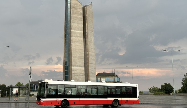 Začala stavba trolejí pro linky 131 a 176 na Strahov, hotovo má být za rok