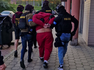 Parta mladých nutila nezletilé dívky k prostituci. Bili je a vyhrožovali