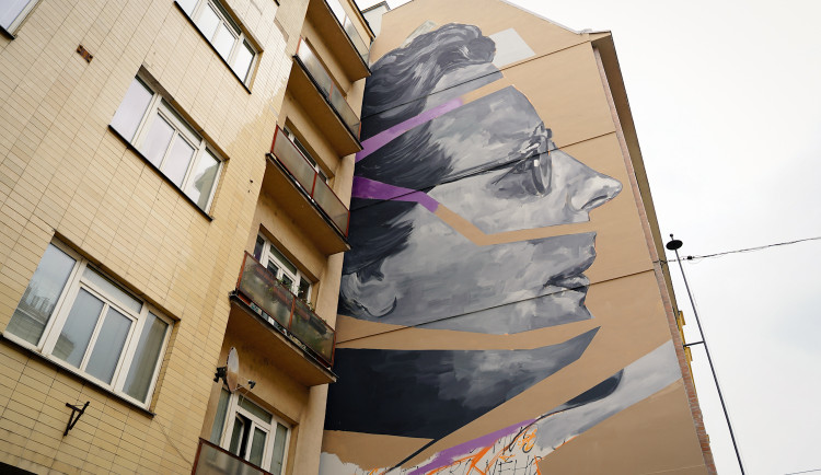 FOTOGALERIE: V Holešovicích tvoří Toy Box nový mural, připomene Miladu Horákovou