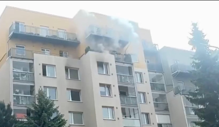 V Praze Černém mostě hořel byt. Hasiči v něm našli náboje