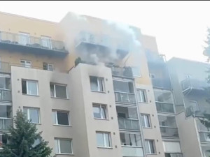 V Praze Černém Mostě hořel byt. Hasiči v něm našli náboje