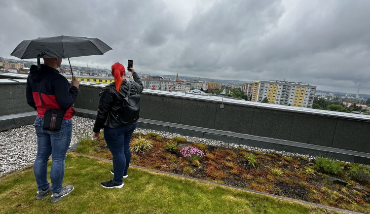 Sedmipatrový panelák má unikátní pobytovou zelenou střechu, první svého druhu v Česku