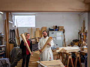 Christian Pšenička, provizor Strahovského kláštera, a varhanář Joachim Stade při kontrolním dni v dílně ve Waltershausen v Německu.