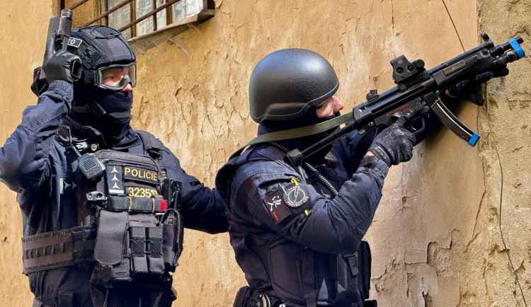 Zásah proti skupině aktivních střelců nacvičovaly složky IZS v opuštěné budově