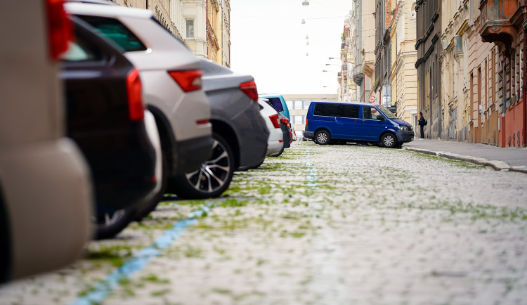 Praha plánuje od září zpoplatnit parkování pro elektromobily