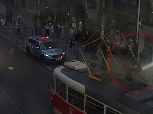 Zloděj chtěl prodat kradený notebook na ulici. Nabídl ho i policistovi v civilu