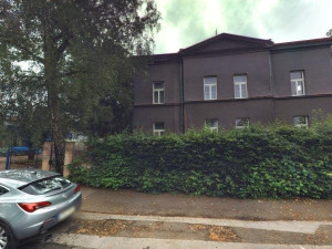 Dům v Praze 6 obsadili squatteři, před policisty vylezli na střechu