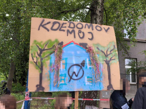 Dům v Praze 6 obsadili squatteři, před policisty vylezli na střechu