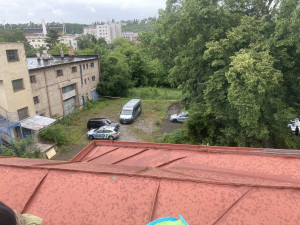 Dům v Praze 6 obsadili squatteři, před policisty vylezli na střechu