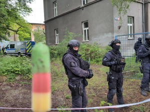 Dům v Praze 6 obsadili squatteři, před policisty vylezli na střechu