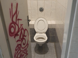 Zápach, špína, nebezpečné osoby. Lidé si stěžují na okolí stanic metra v Praze 8