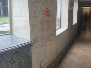 Zápach, špína, nebezpečné osoby. Lidé si stěžují na okolí stanic metra v Praze 8