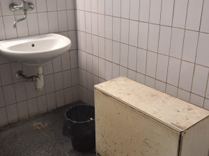 Zápach, špína, nebezpečné osoby. Lidé si stěžují na okolí stanic metra v Praze 8