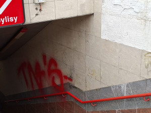 Zápach, špína, nebezpečné osoby. Lidé si stěžují na okolí stanic metra v Praze 8