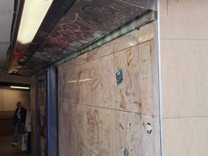 Zápach, špína, nebezpečné osoby. Lidé si stěžují na okolí stanic metra v Praze 8