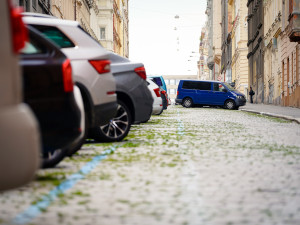 Praha plánuje od září zpoplatnit parkování pro elektromobily