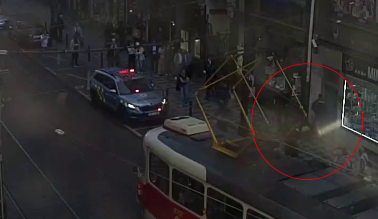 Zloděj nabízel kradený notebook na ulici v centru Prahy.