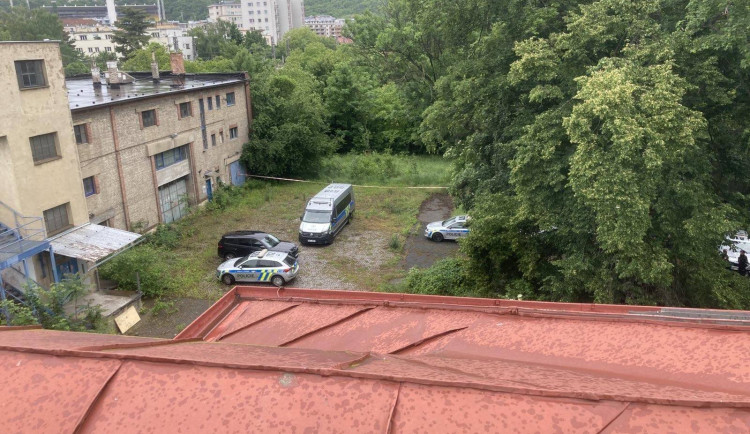 Dům v Praze 6 obsadili squatteři, před policisty vylezli na střechu