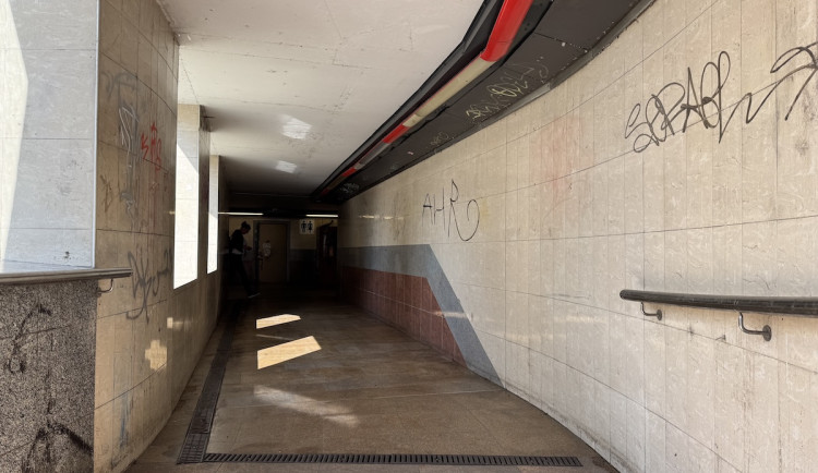 Zápach, špína, nebezpečné osoby. Lidé si stěžují na okolí stanic metra v Praze 8