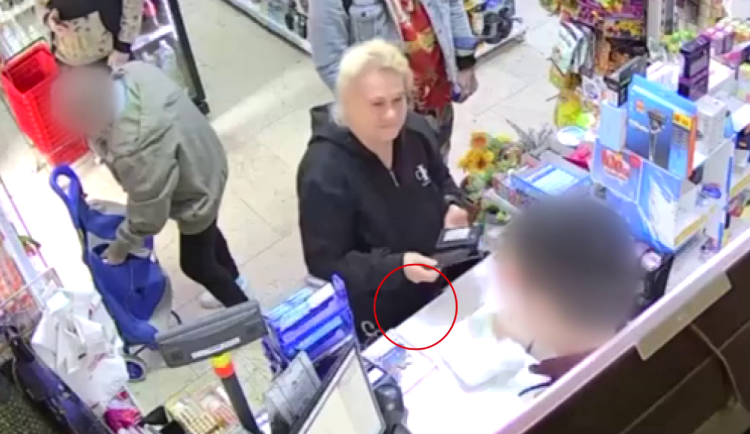 Seniorka nechala v obchodě v Nuslích peníze na nájem, ukradla je jiná zákaznice