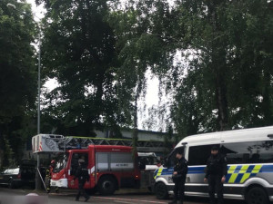 Squatteři už jsou na střeše domu v Dejvicích třetí den, vyjednává s nimi policie