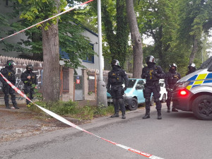 Squatteři už jsou na střeše domu v Dejvicích třetí den, vyjednává s nimi policie