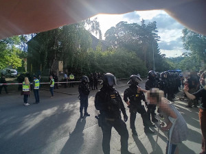 Squatteři už jsou na střeše domu v Dejvicích třetí den, vyjednává s nimi policie