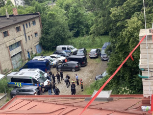 Squatteři už jsou na střeše domu v Dejvicích třetí den, vyjednává s nimi policie