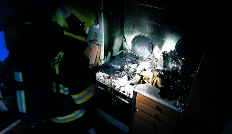 Jeden člověk zemřel při požáru sporáku.