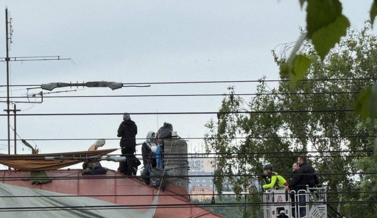 Squatteři už jsou na střeše domu v Dejvicích třetí den, vyjednává s nimi policie