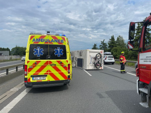 Starosta Řeporyjí měl nehodu na D4, karavan se mu převrátil na bok