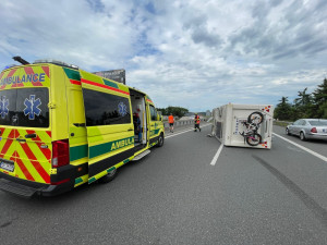 Starosta Řeporyjí měl nehodu na D4, karavan se mu převrátil na bok