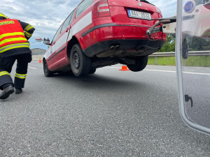 Starosta Řeporyjí měl nehodu na D4, karavan se mu převrátil na bok