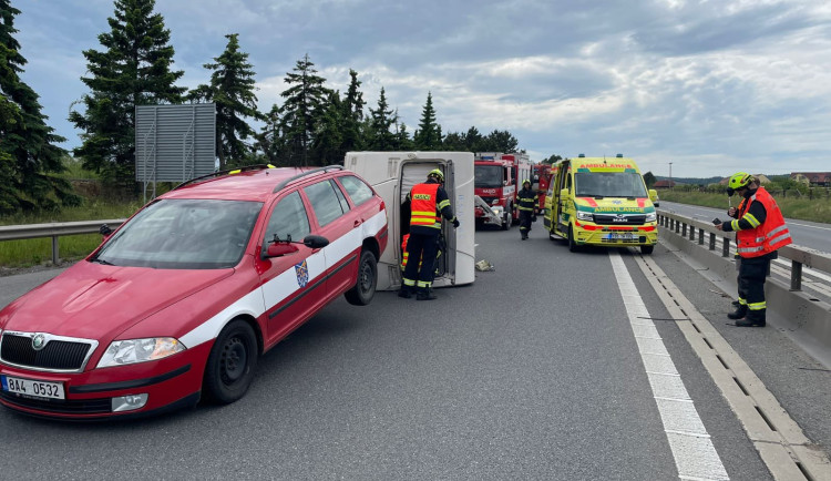 Starosta Řeporyjí měl nehodu na D4, karavan se mu převrátil na bok.