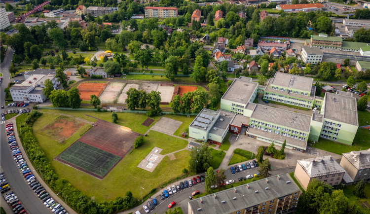 Základní škola Slezská bude mít nový sportovní park plný zeleně za 33 milionů