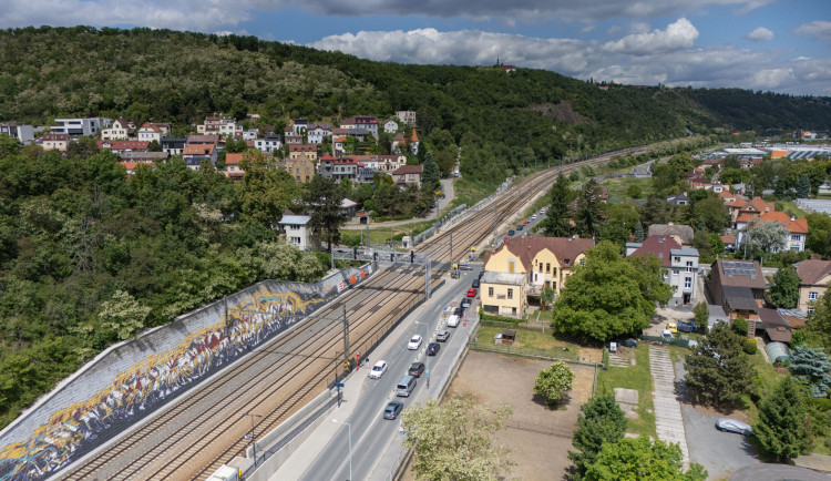 Problematický přejezd ve Velké Chuchli nahradí nadjezd, hotovo má být za rok a půl