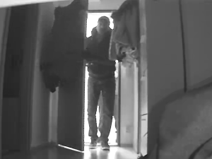 Dvojice ukradla šperky a peníze za dva miliony, zloděje ale natočila kamera