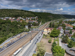 Problematický přejezd ve Velké Chuchli nahradí nadjezd, hotovo má být za rok a půl